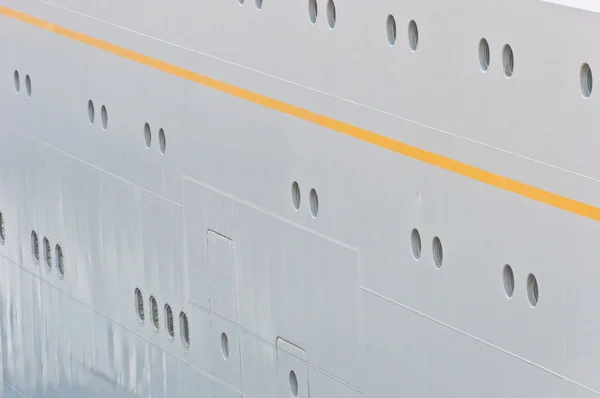 Tableau blanc d'un paquebot transatlantique avec hublots de cabines — Photo