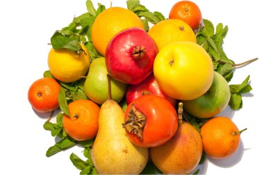 bir sürü farklı meyve ve beyaz zemin üzerine yeşil yaprakları