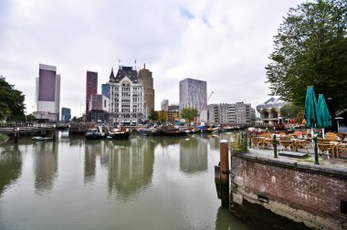 bulutlu bir günde Rotterdam kanalının görünümü