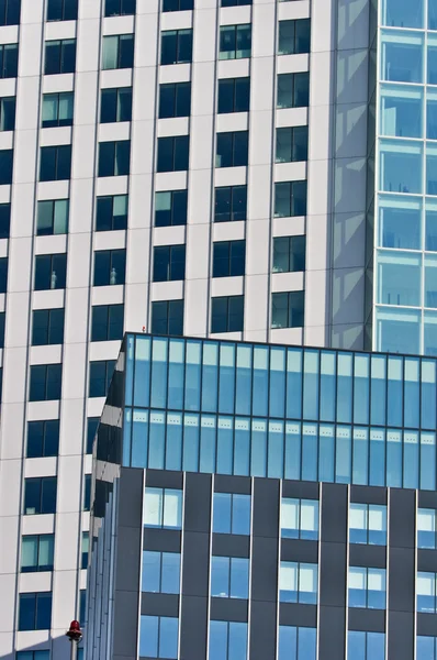 Närbild på väggen med Fönstren i moderna byggnader — Stockfoto