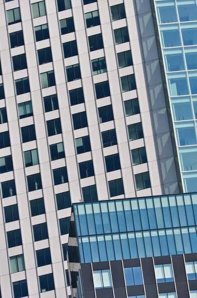 Närbild på väggen med Fönstren i moderna byggnader — Stockfoto