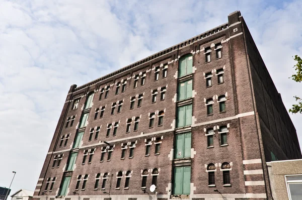 Låg vinkel Visa att den gamla tegelbyggnaden för fabriken — Stockfoto