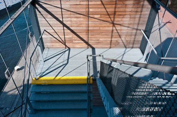 Металлическая лестница со сторонами сетки — стоковое фото
