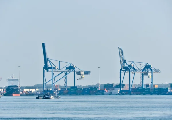 Vista sui porti fluviali Maas di Rotterdam, Paesi Bassi — Foto Stock