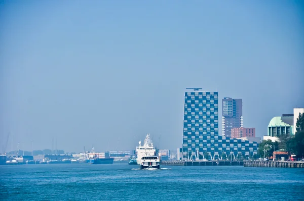 Vista sobre los puertos fluviales Maas de Rotterdam, Países Bajos — Foto de Stock