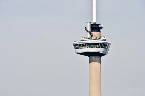 Увеличившийся вид на башню Евромаст. Достопримечательность Роттердама, Нидерланды — стоковое фото