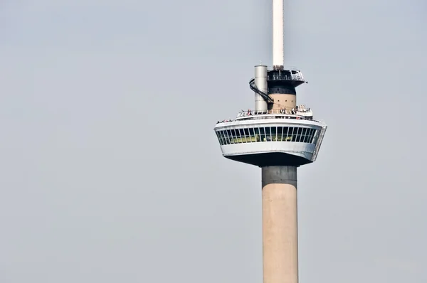 Powiększony widok na wieży euromast. punkt orientacyjny w rotterdam, Holandia — Zdjęcie stockowe