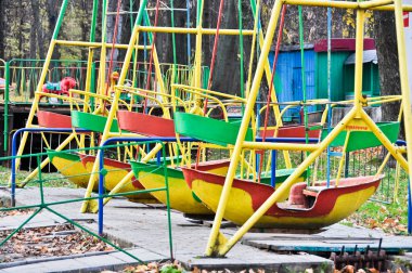 eski lunapark salıncak tekneler