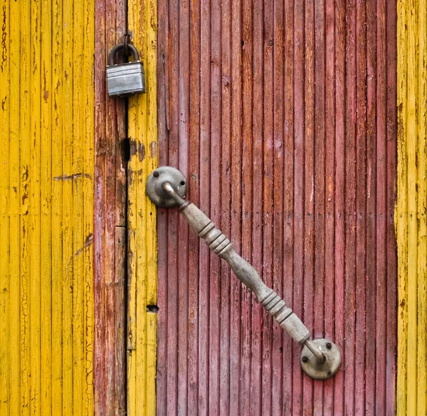 Oude shabby houten deur in een verlaten gebouw — Stockfoto