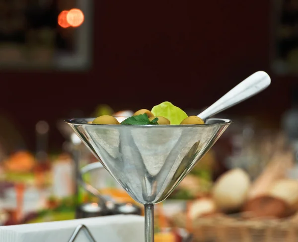 Салат з оливками в склянці — стокове фото