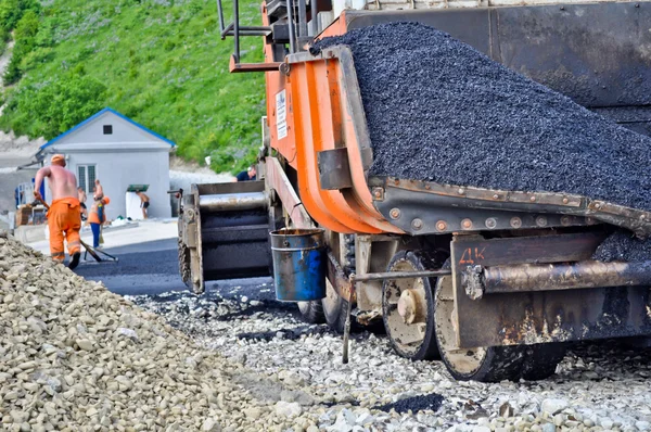 Pose d'asphalte. machine de pavage d'asphalte et travailleur . — Photo