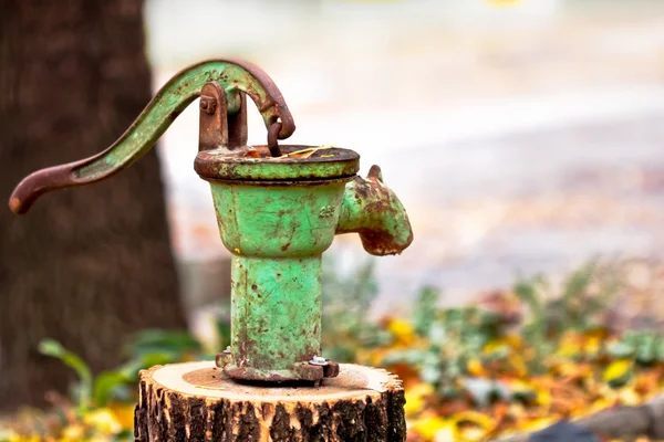 Rusty olf water pump — Zdjęcie stockowe