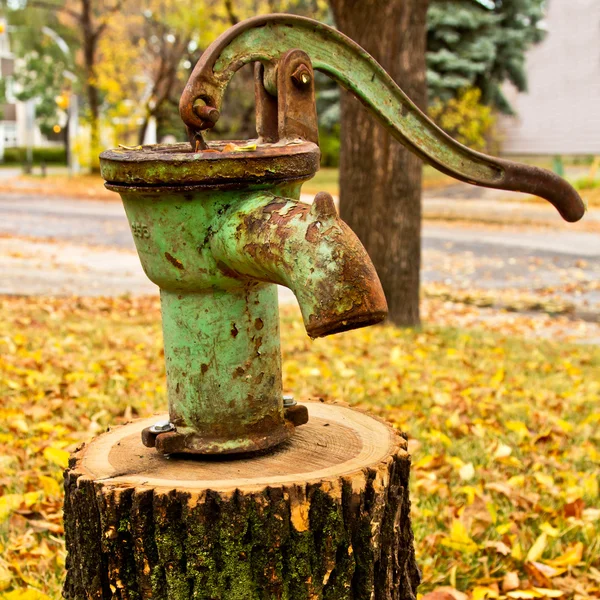 Rusty olf water pump — Zdjęcie stockowe