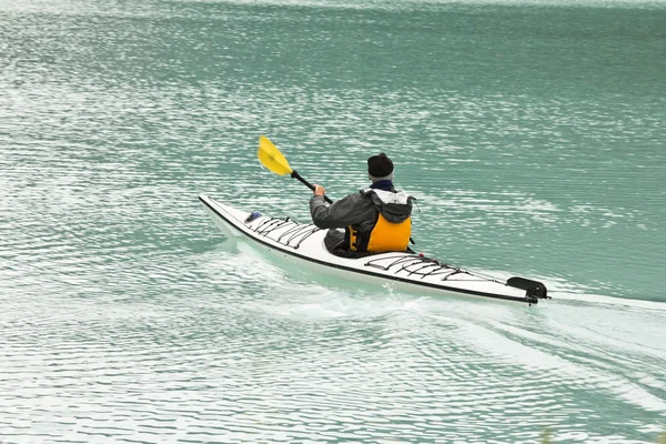 Canoa sul magnifico lago Louis — Foto Stock