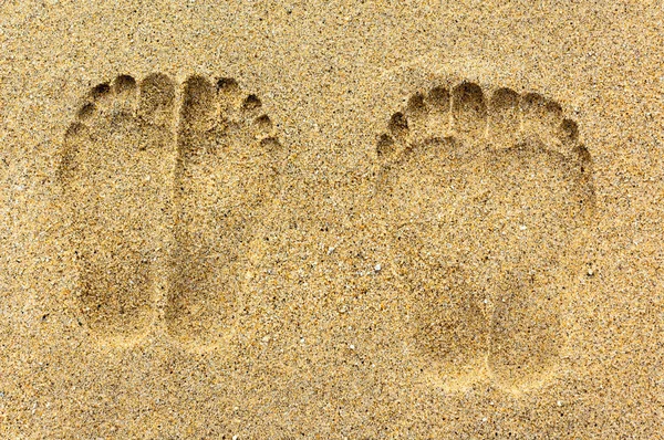 kum üzerinde ayak izleri