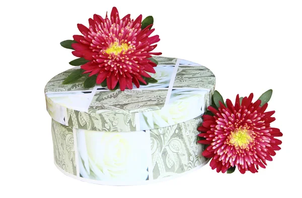 Egy kerek doboz, ajándék és clapet virág, fehér alapon — Stock Fotó