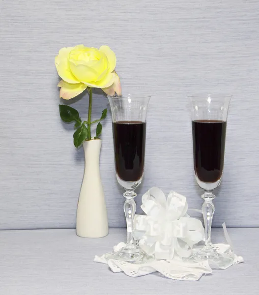 Дві склянки з вином і жовтою трояндою — стокове фото