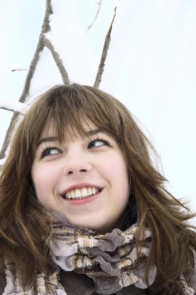 Het portret van het mooie meisje tegen ijs — Stockfoto