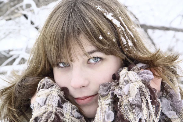 La hermosa chica con una bufanda y nieve en el pelo —  Fotos de Stock