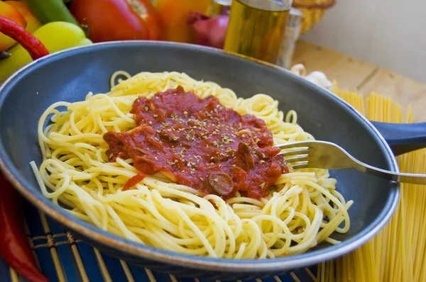 Pasta con salsa de tomate y setas — Foto de Stock