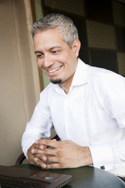 gri saçlı yakışıklı bir Hintli işadamı portresi