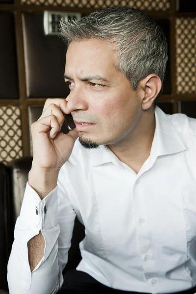 Πορτρέτο του ένας νεαρός επιχειρηματίας χρησιμοποιώντας το κινητό του τηλέφωνο — Φωτογραφία Αρχείου