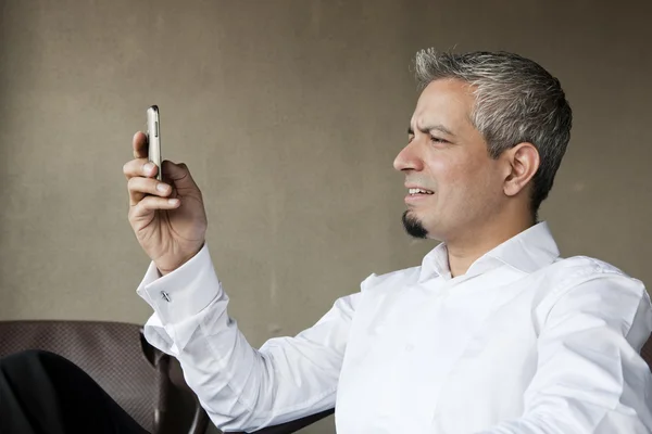 Портрет молодого бизнесмена с помощью мобильного телефона — стоковое фото