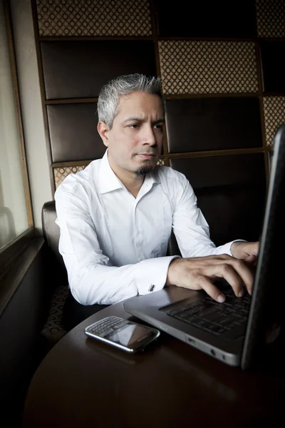 Retrato de um belo empresário indiano com cabelos grisalhos — Fotografia de Stock
