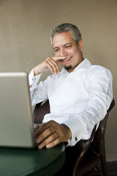 Portret przystojny biznesmen indyjskiego z siwe włosy — Zdjęcie stockowe