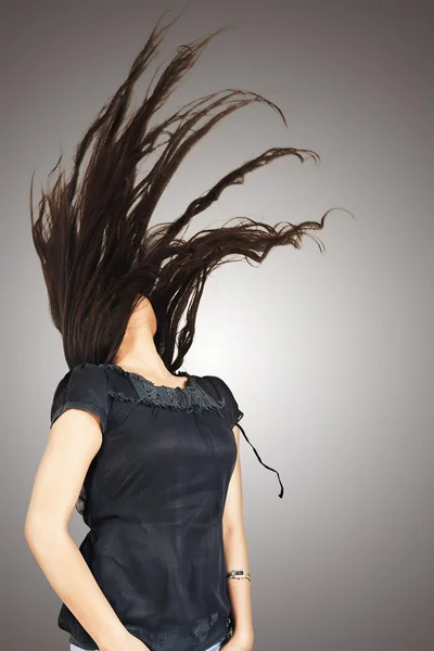 Nainen, jolla on pitkät hiukset — kuvapankkivalokuva