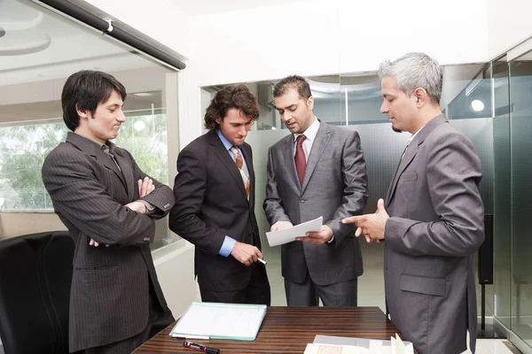 Geschäftsleute in der Sitzung — Stockfoto