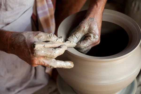 Potter faisant un vase en terre cuite — Photo