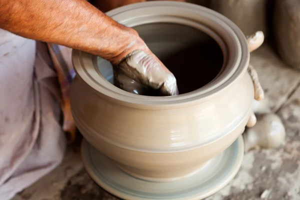 Potter making a terracotta vase — Stock Photo, Image
