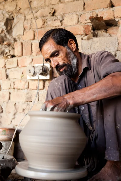 Potter making a terracotta vase — Stock Photo, Image