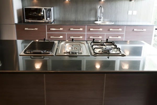 Cozinha moderna em um apartamento — Fotografia de Stock