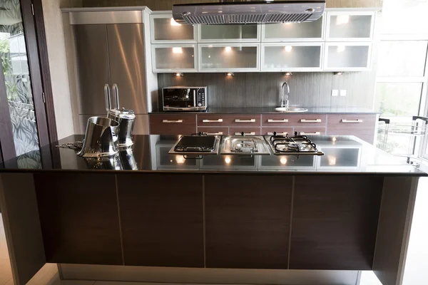 Moderní kuchyň v bytě — Stock fotografie