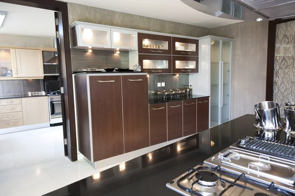 Bir dairede modern bir mutfak — Stok fotoğraf