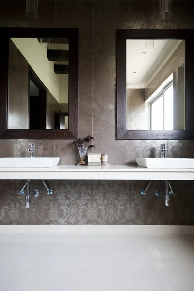在一个现代设计家中的浴室. — 图库照片