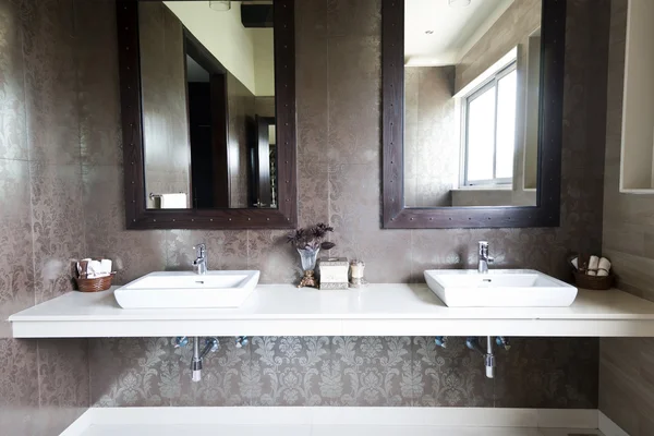 Koupelna v domě moderní design. — Stock fotografie