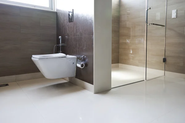 Cuarto de baño en una casa de diseño moderno . — Foto de Stock