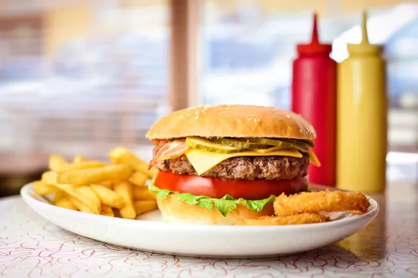 Friss hamburger hasábburgonyával. — Stock Fotó