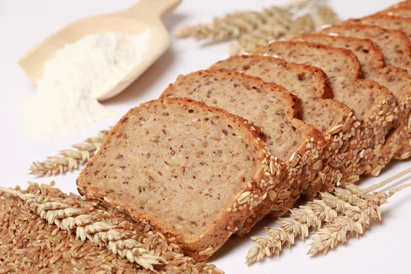 Шматочки цілого пшеничного хліба — стокове фото