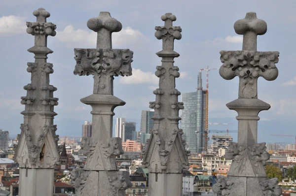 在米兰大教堂的哥特式尖顶 — 图库照片
