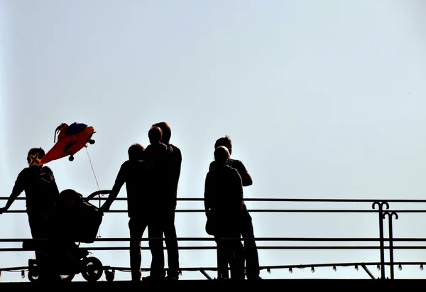 stock image Leute mit Kinderwagen auf der Hafenmole