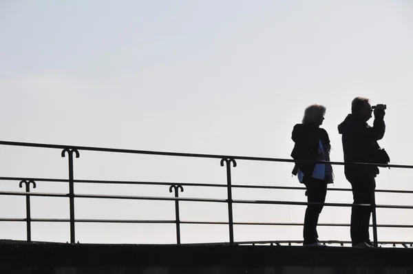 Mann mit Fernglas auf der Hafenmole — Stock Photo, Image