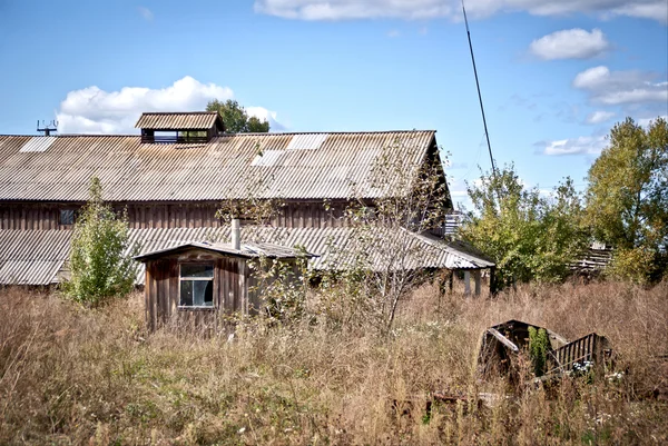 Старый разрушенный дом — стоковое фото