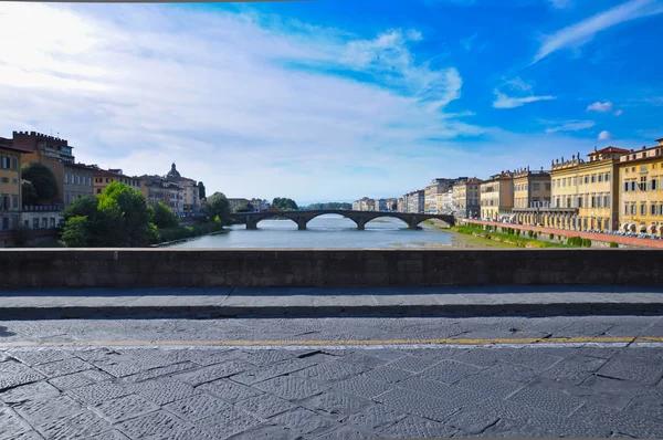 Bringe på floden arno i Florens. — Stockfoto
