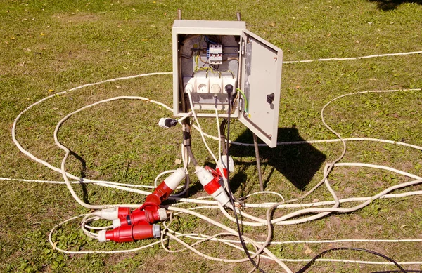 Ηλεκτρικού διακοπής και καλώδια. — Φωτογραφία Αρχείου