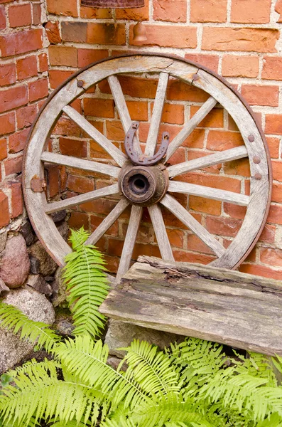 Antique wooden carriage wheel. — Stock Photo, Image