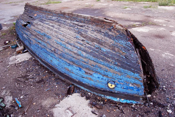 Rotten boat on shore. — Stock Photo, Image